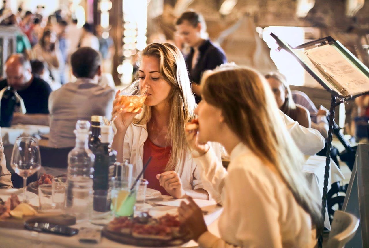 Clientes comiendo en un restaurante