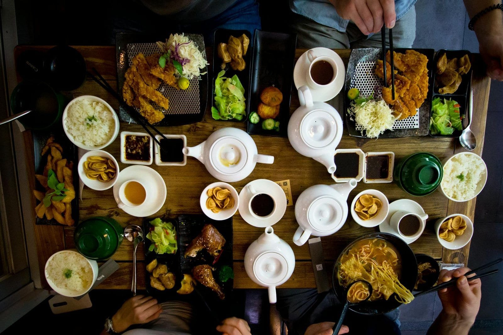 Mesa de restaurante con platos para compartir